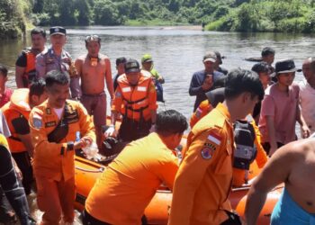 Dua pencari ikan ditemukan meninggal tenggelam di sungai Batang Malutu, Nagari Batang Malintang, Kecamatan Pangkalan Koto Baru, Kabupaten Limapuluh Kota, Sabtu (7/1/2023).