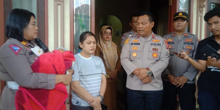 Telantar di Padang Pariaman, Wanita dan Bayi Dipulangkan ke Manado