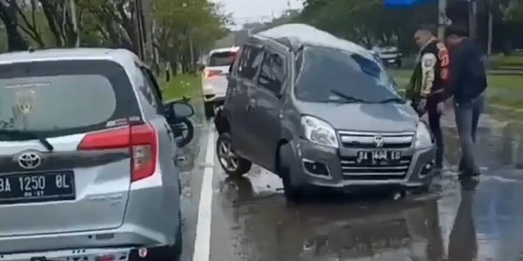 Kecelakaan Mobil dan Motor di Jalan BIM