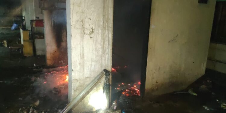 Bekas Gardu Terbakar di Pasar Raya Padang Roboh Timpa Toko Pakaian