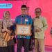 Sekretaris Daerah Kabupaten Sijunjung, Dr. Zefnihan didampingi Kepala Dinas Kesehatan, drg. Ezwandra menerima Sertifikat Bebas Frambusia dalam peringatan Hari Neglected Tropical Diseases (NTD's) tahun 2023 di Krakatau Grand Ballroom TMII Jakarta Timur, Selasa (21/2/2023).