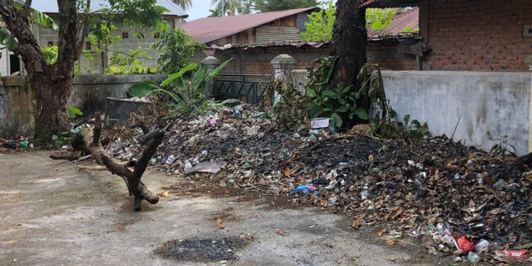 Ada Gunungan Sampah di Lokasi Gedung Pertemuan Pemda Pasaman Barat