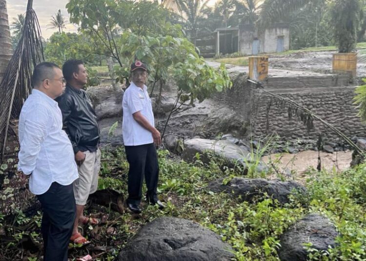 Tinjau Lokasi Galodo, Sekda Pasaman Minta Warga Tetap Tenang