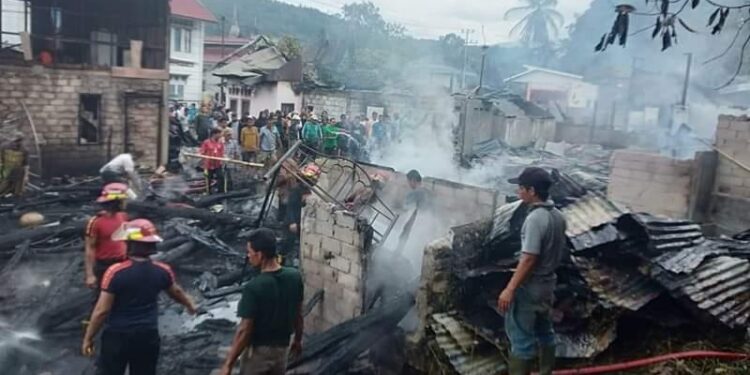 Kebakaran Tiga Rumah Gadang dan Sejumlah Bangunan Lain di Solok Telan Kerugian Miliaran