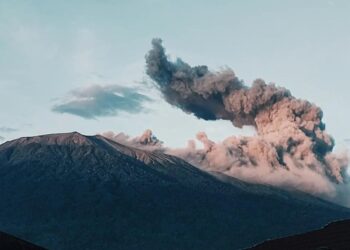 Video: Gunung Marapi Erupsi Jelang Malam