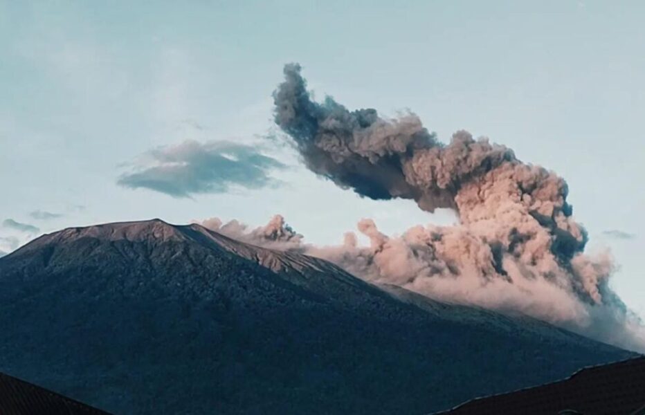 Video: Gunung Marapi Erupsi Jelang Malam, Kolom Abu Terlihat Besar Dan ...