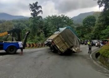 Truk Terguling di Silaing, Jalur Padang Panjang-Padang Sempat Terganggu