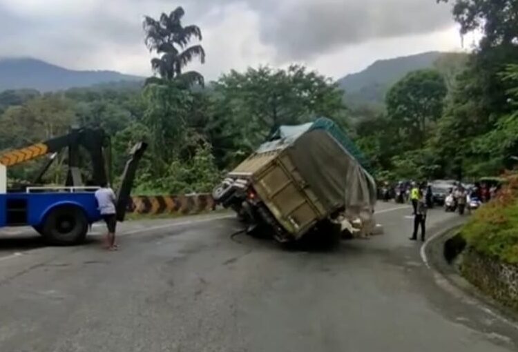 Truk Terguling di Silaing, Jalur Padang Panjang-Padang Sempat Terganggu