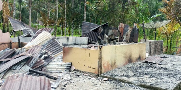 Dini Hari Rumah Buruh di Padang Pariaman Terbakar