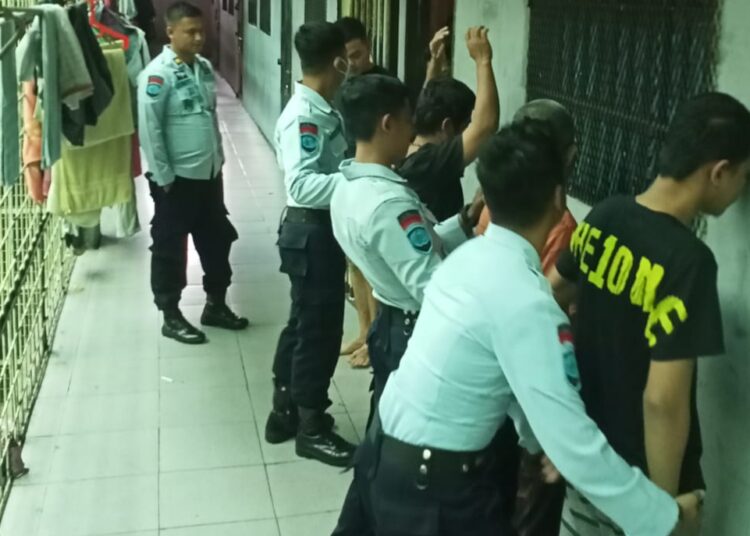 Kamar Napi Rutan Padang Digeledah untuk Deteksi Dini Gangguan Keamanan