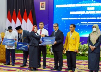 Bank Indonesia memberikan beasiswa untuk sejumlah mahasiswa perguruan tinggi di Sumatra Barat