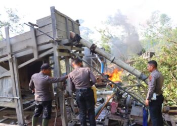 Polres Inhu membakar rakit PETI di areal PT Bukit Asam, Desa Semelinang Tebing, Kecamatan Peranap. Foto: Riau Online