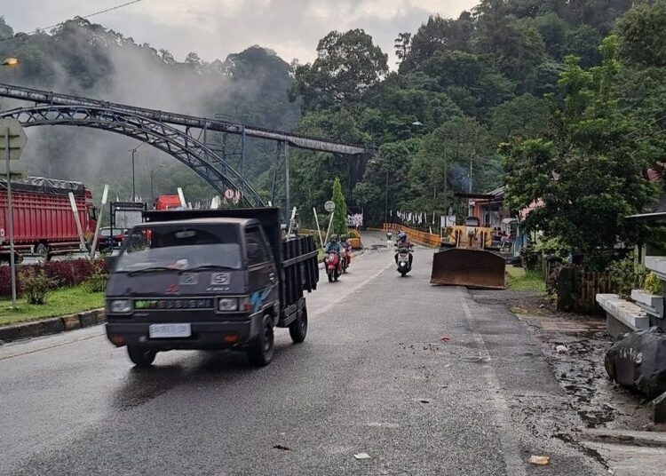 Sempat Terputus Gegara Longsor, Jalan Raya Padang-Bukittinggi di Silaing & Lembah Anai Telah Bisa Dilewati