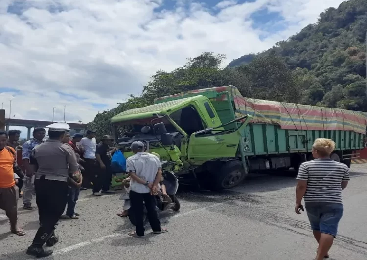 Video: Detik-detik Menegangkan Kecelakaan di Kelok Sembilan