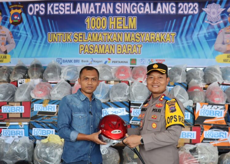 Peduli Keselamatan Pengendara, Polres Pasaman Barat Bagikan 1000 Helm Gratis