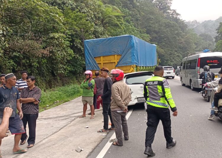 Video: Kecelakaan di Jalan Raya Padang-Padang Panjang Jumat Sore. Empat Kendaraan Tabrakan Beruntun di Lembah Anai