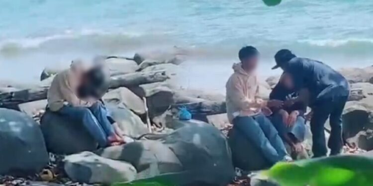 Viral Anak Sekolah Memadu Kasih di Pantai Padang, Endingnya Diduga Dipalak dan Diusir. pemalakan pelajar