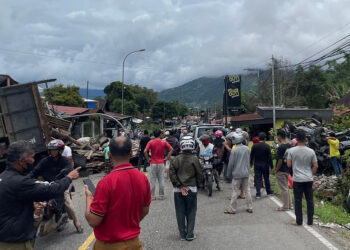 Diduga Rem Blong, Truk Tabrak 4 Mobil dan 3 Bangunan di Panyalaian Tanah Datar