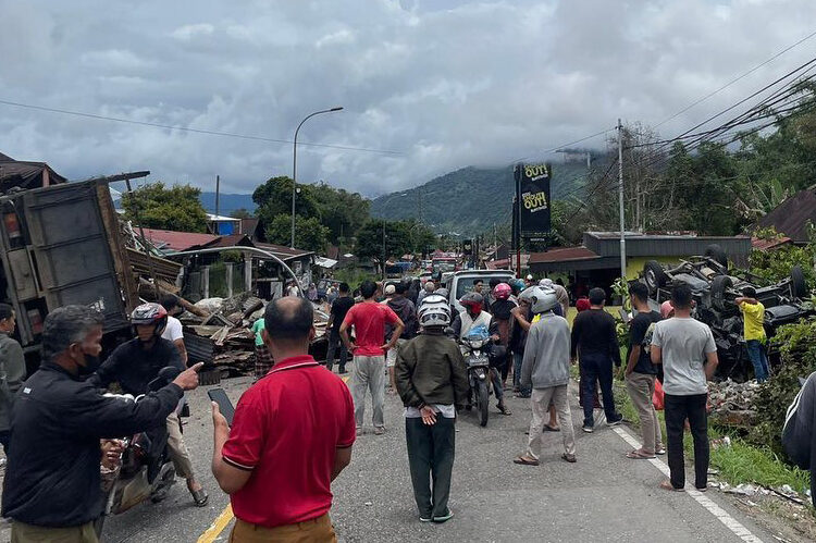 Diduga Rem Blong, Truk Tabrak 4 Mobil dan 3 Bangunan di Panyalaian Tanah Datar