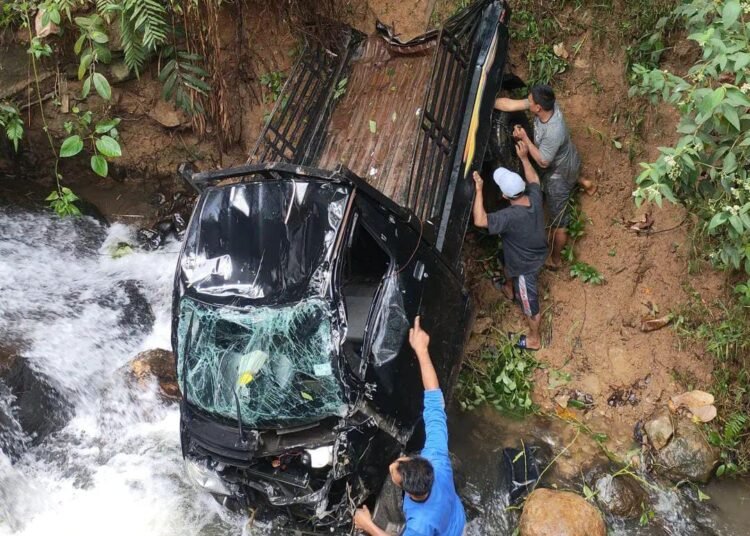 Bawa 10 Penumpang Asal Padang, Mobil Pikap Terjun ke Jurang di Solok