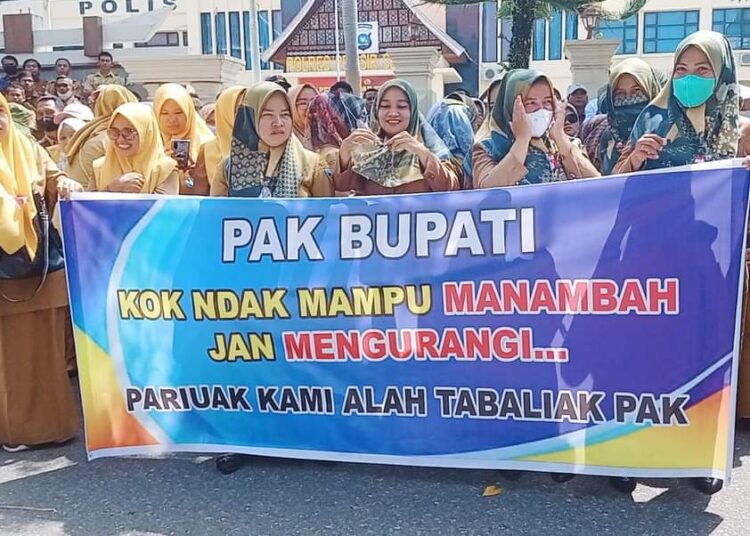 Ribuan Perangkat Nagari Demo Bupati Pesisir Selatan, Ini Tuntutannya