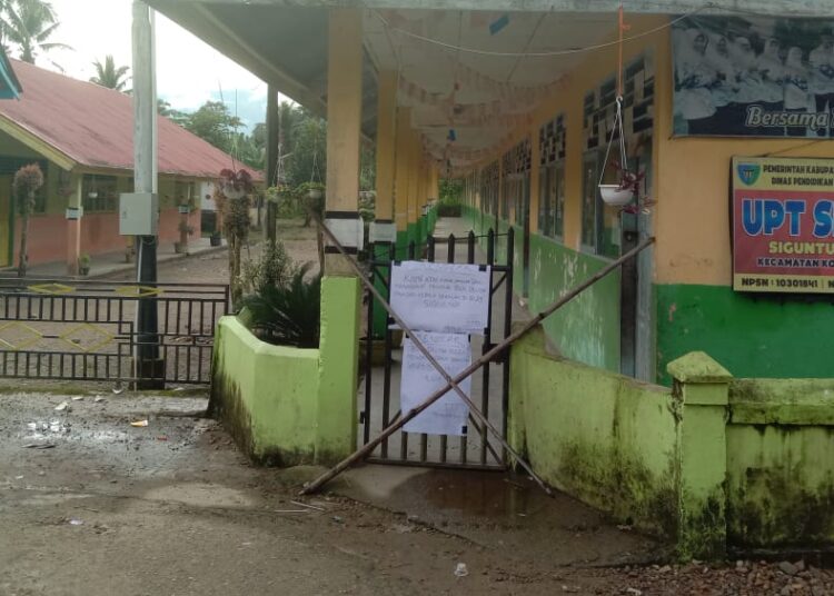 Sekolah Negeri di Pesisir Selatan Disegel Warga