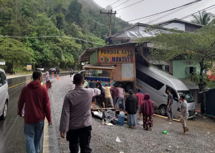 Kecelakaan di Sawahlunto, Mobil Terperosok Tabrak Warung