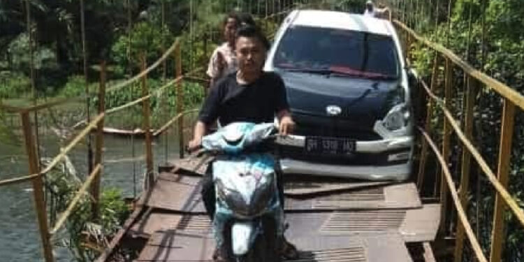 Kondisi jembatan gantung Tanjung Medan, Nagari Muara Sakai Inderapura, Kecamatan Air Pura, Kabupaten Pesisir Selatan. Foto: Ist