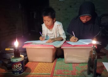 Nestapa Keluarga di Padang Pariaman Hidup dengan Lampu Teplok, Anak Gadis Dibuli Makan Babi