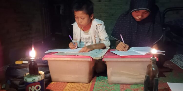 Nestapa Keluarga di Padang Pariaman Hidup dengan Lampu Teplok, Anak Gadis Dibuli Makan Babi