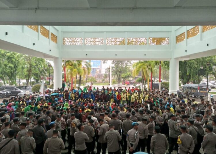 Usung Tuntutan Penting, Hujan Lebat Ratusan Mahasiswa Datangi DPRD Sumbar