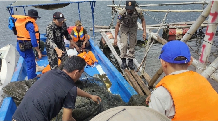 Pengawasan dan penertiban alat tangkap bagan apung atau jaring angkat di Danau Singkarak. Foto: Ist