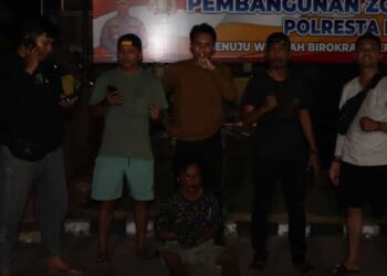 Mengaku Bisa Baca Garis Tangan, Sopir Travel di Padang Poroti Mahasiswi