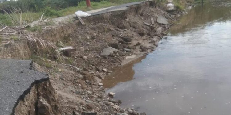 Kondisi jalan akibat abrasi di Sungai Batang Mandiangin di Lubuk Puta, Jorong Mandiangin, Nagari Katiagan, Kecamatan Kinali, Kabupaten Pasaman Barat.