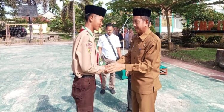 Lepas Rombongan MTC Santri SMP IT Darul Hikmah, Ini Pesan Wabup Pasbar Risnawanto