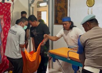 Polisi mengevakuasi jasad suami istri yang ditemukan meninggal di rumahnya di kawasan Korong Medan Baiak, Nagari Padang Bintungan, Kecamatan Nan Sabaris Kabupaten Padang Pariaman, Jumat (3/3/2023).