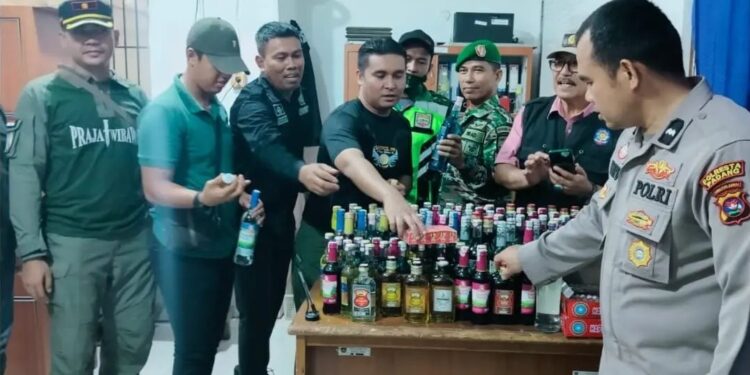 Bersih-bersih Jelang Ramadan, Ratusan Botol Minol Disita di Padang