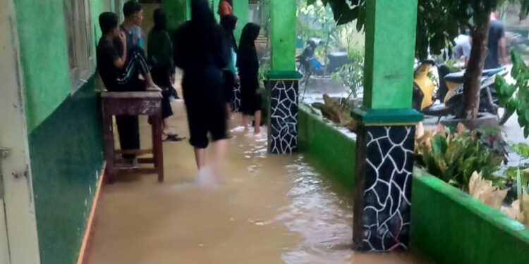 Sore Ini Banjir dan Longsor Terjang Tanjung Raya Agam