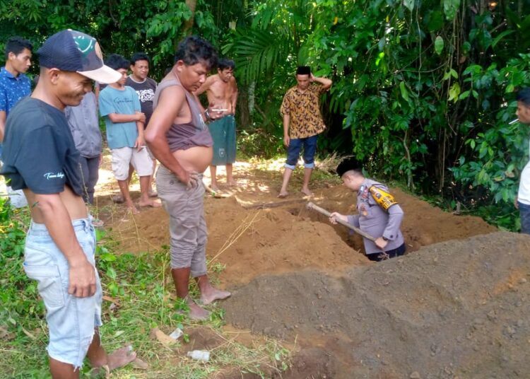 Pasangan suami istri yang ditemukan meninggal dunia di Korong Medan Baiak, Nagari Padang Bintungan, Kecamatan Nan Sabaris, Padang Pariaman, dimakamkan Sabtu (4/3/2023).