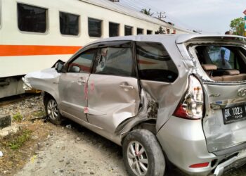 Avanza Dihantam Kereta Api