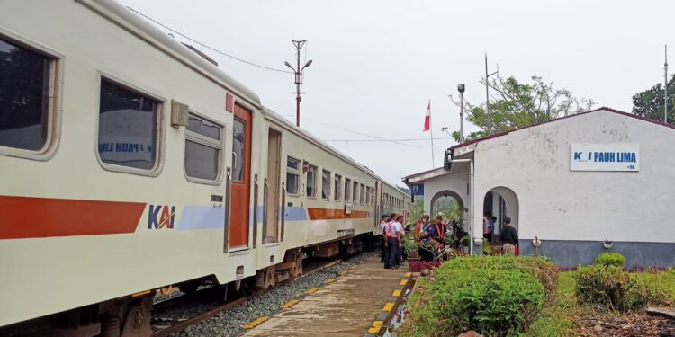 44 Tahun Vakum, Stasiun Pauh Lima Kembali Layani Kereta Penumpang