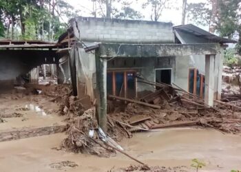 Lima Rumah Rusak Berat Diterjang Galodo di Surian Solok