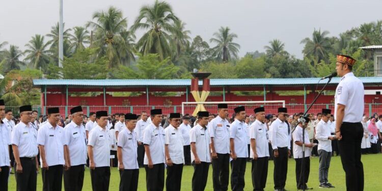 Bupati Sijunjung Benny Dwifa memimpin apel organik di Lapangan M Yamin Muaro, Rabu (26/4/23).