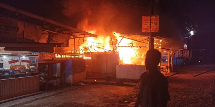 Warung Terbakar di Lubeg Padang