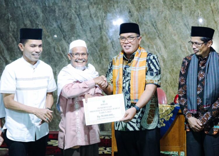 Ketua DPRD Sumbar Berikan Bantuan Pembangunan Masjid Saat Safari Ramadan di Payakumbuh
