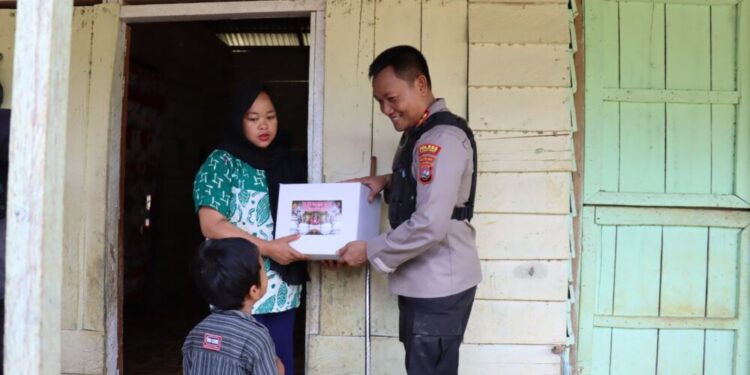 Kunjungi Warga di Pelosok, Polres Pasaman Barat Bagikan Bantuan