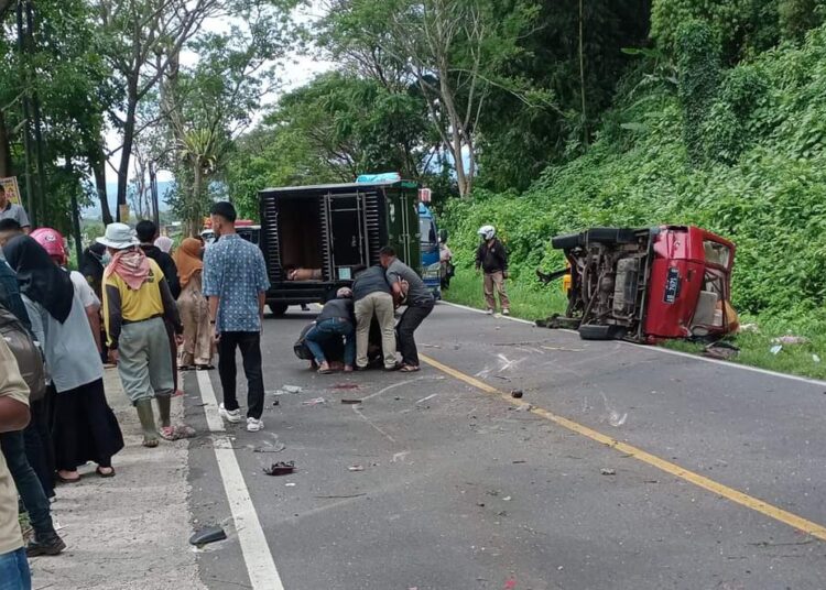 Mobil Tabrak Pembatas Jalan di Agam, 1 Meninggal 2 Luka-luka