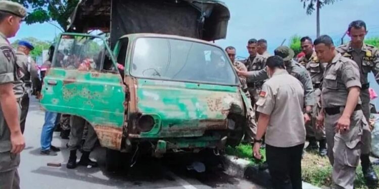 Petugas Gerah, Mobil Tua Milik PKL di Padang Terpaksa Diderek