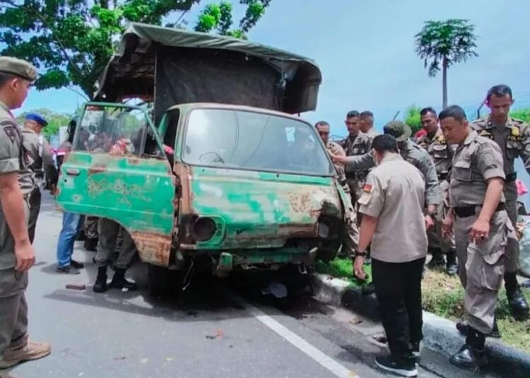 Petugas Gerah, Mobil Tua Milik PKL di Padang Terpaksa Diderek