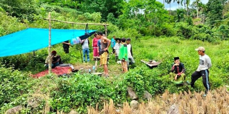 Seorang Perempuan Petani di Padang Pariaman Dikabarkan Tewas Ditembak OTK. Gadis Tewas Ditembak di Padang Pariaman, Pelaku Ditangkap. Akan Tunangan, Gadis di Padang Pariaman Tewas Ditembak Mantan Pacar